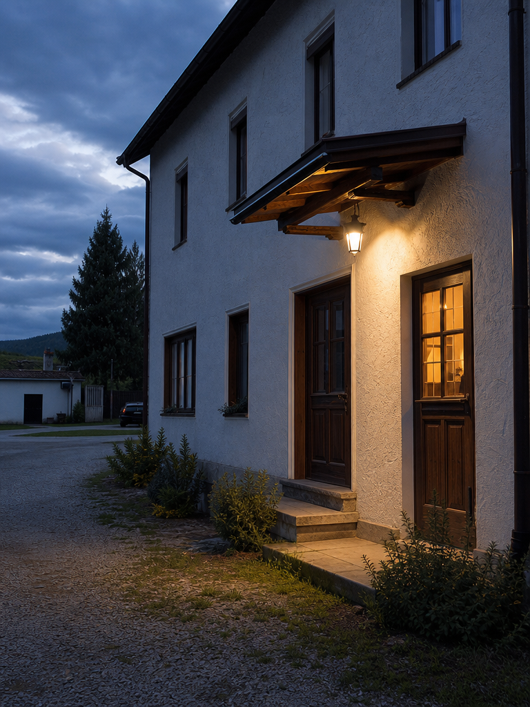 Vchod do hotela Stowe Grey Fox Inn s rozsvietenou recepciou podvečer